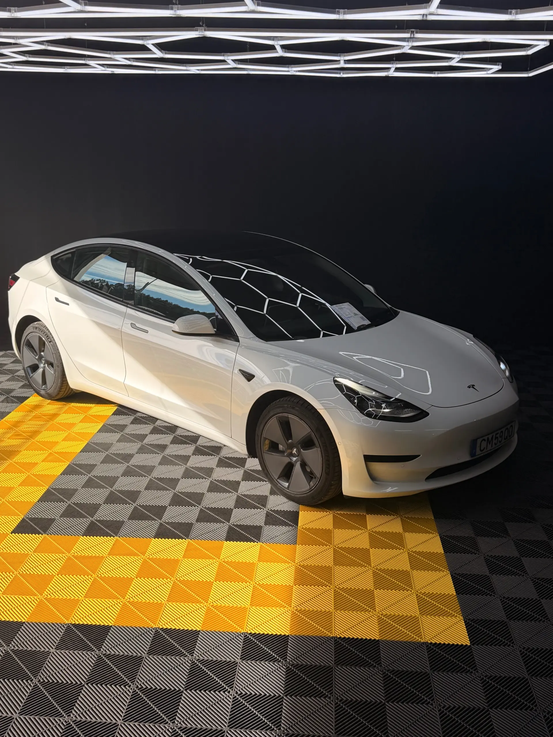 Tesla Model 3 Standard Range Plus RWD 16