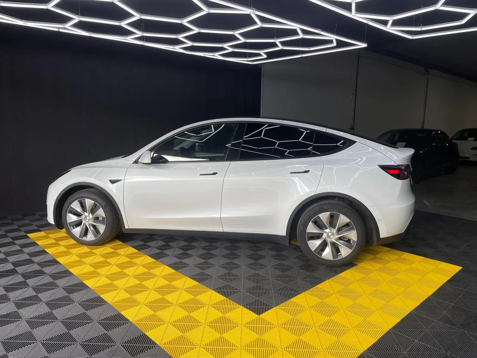 Tesla Model Y Long-Range RWD 18