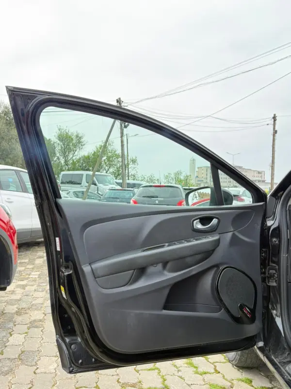 Renault Clio Outro 6