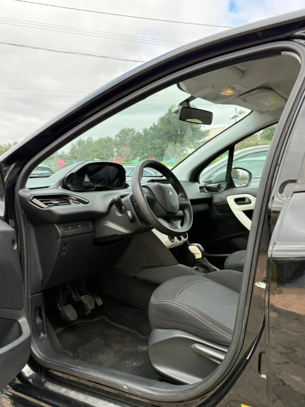 Peugeot 208 Outro 11