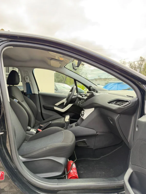 Peugeot 208 Outro 16