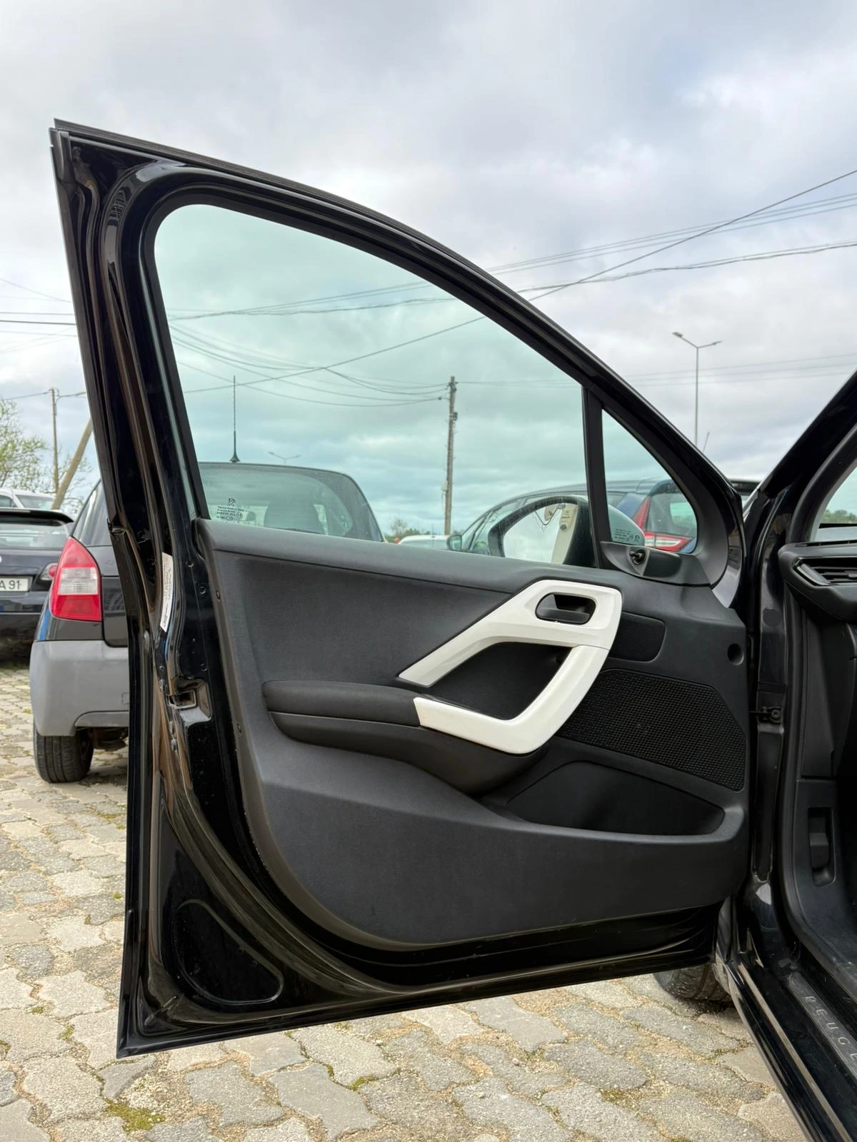 Peugeot 208 Outro 10