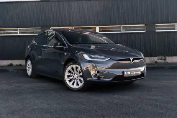 Tesla Model X 4
