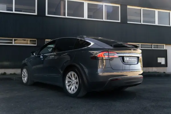 Tesla Model X 7