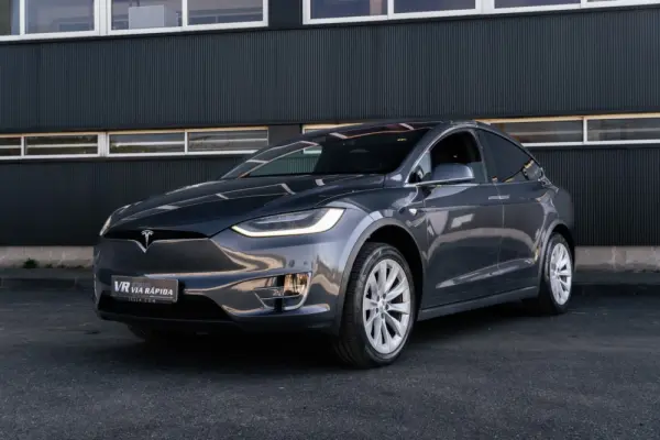 Tesla Model X 21