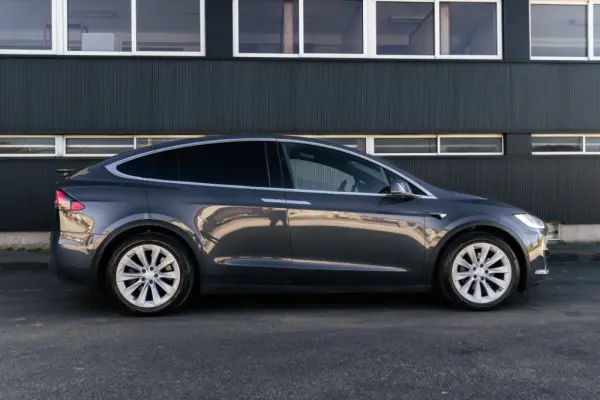 Tesla Model X 27
