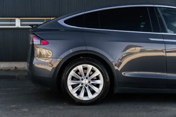 Tesla Model X 29
