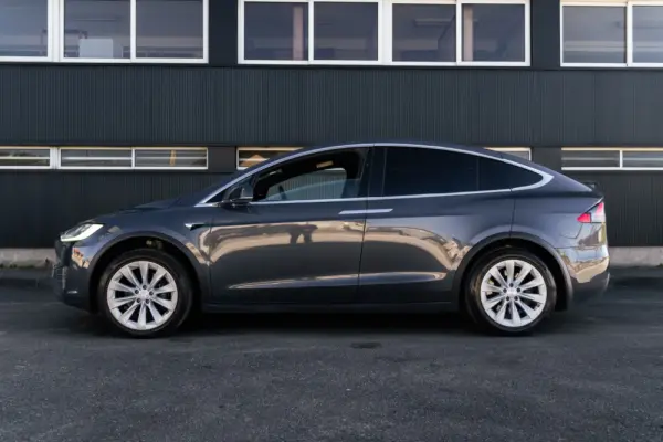 Tesla Model X 30