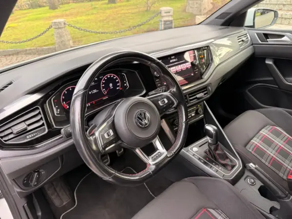 Volkswagen Polo 2.0 TSI DSG GTI 9