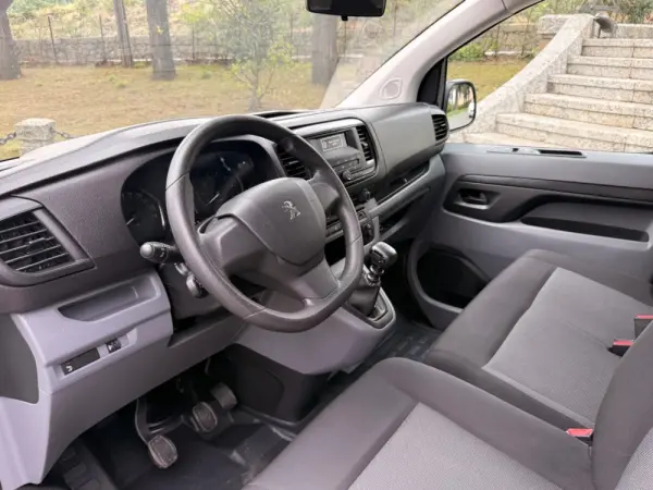 Peugeot Traveller 9 lugares 15