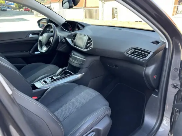 Peugeot 308 1.2 PureTech Allure EAT8 12