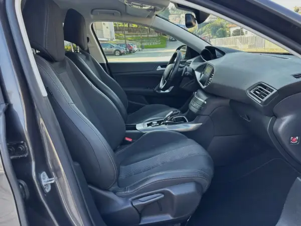 Peugeot 308 1.2 PureTech Allure EAT8 37