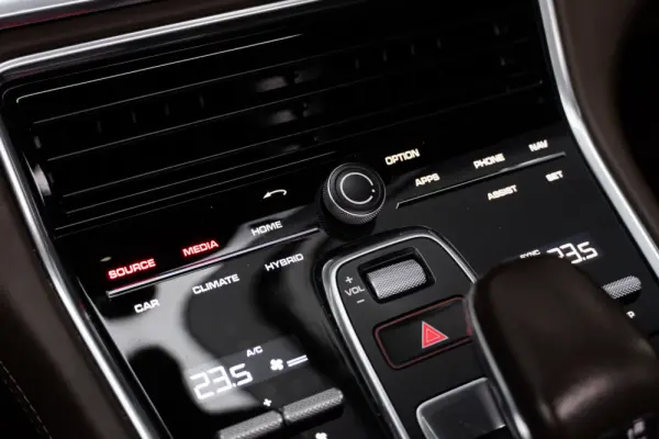 Porsche Panamera Sport Turismo 4 E-Hybrid Platinum Edition PDLS 24