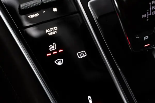 Porsche Panamera Sport Turismo 4 E-Hybrid Platinum Edition PDLS 28
