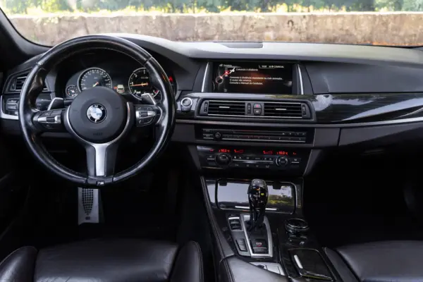 BMW 525 d Pack M Auto 10