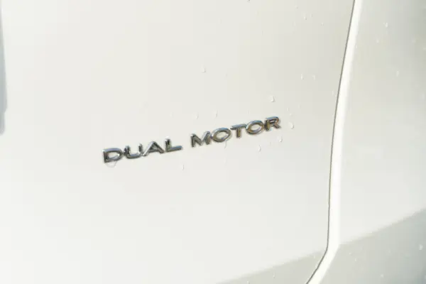 Tesla Model Y Long Range Dual Motor AWD 52