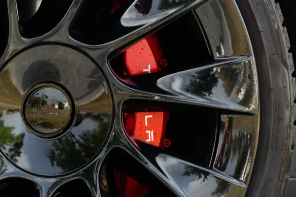 Tesla Model Y Long Range Dual Motor AWD 28