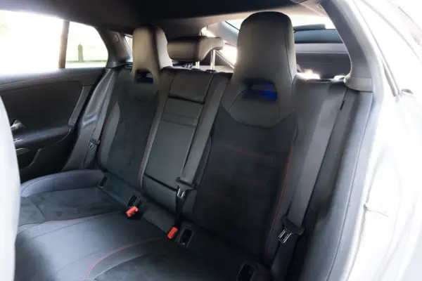 Mercedes-Benz CLA 180 d 7G-DCT AMG Line 9