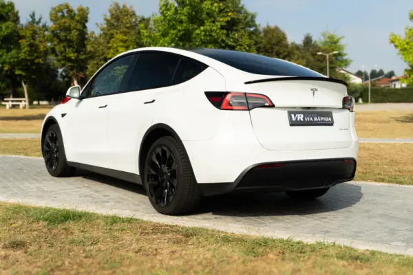 Tesla Model Y Long Range Dual Motor AWD 6