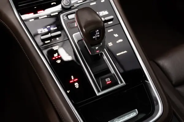 Porsche Panamera Sport Turismo 4 E-Hybrid Platinum Edition PDLS 25