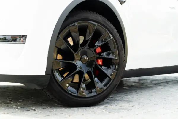 Tesla Model Y Long Range Dual Motor AWD 27