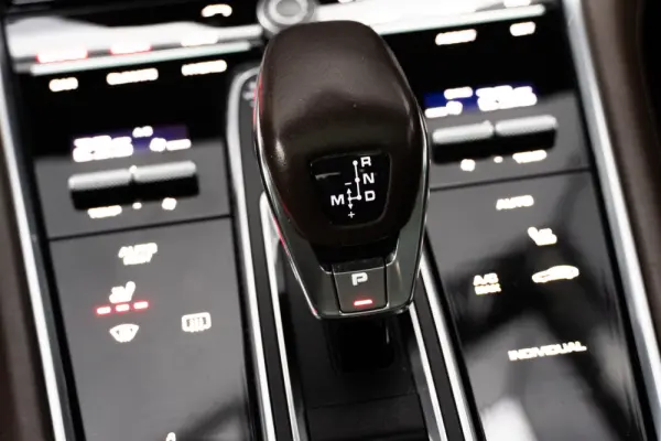 Porsche Panamera Sport Turismo 4 E-Hybrid Platinum Edition PDLS 26