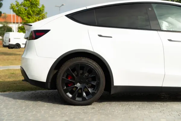 Tesla Model Y Long Range Dual Motor AWD 31
