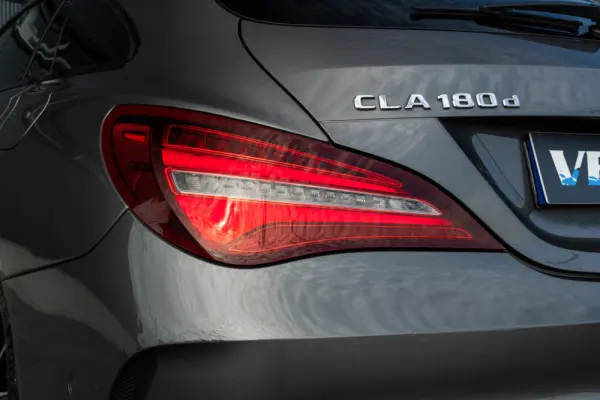 Mercedes-Benz CLA 180 d Shooting Brake AMG Line 45