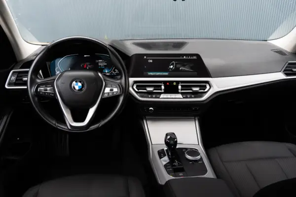 BMW 330 e Line Luxury Auto 10