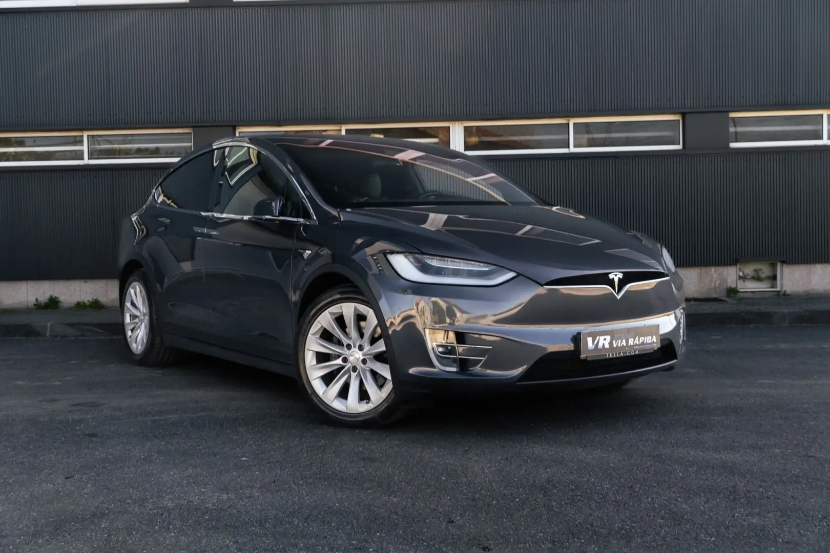 Tesla Model X 4