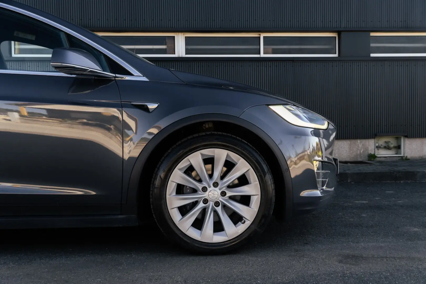 Tesla Model X 28