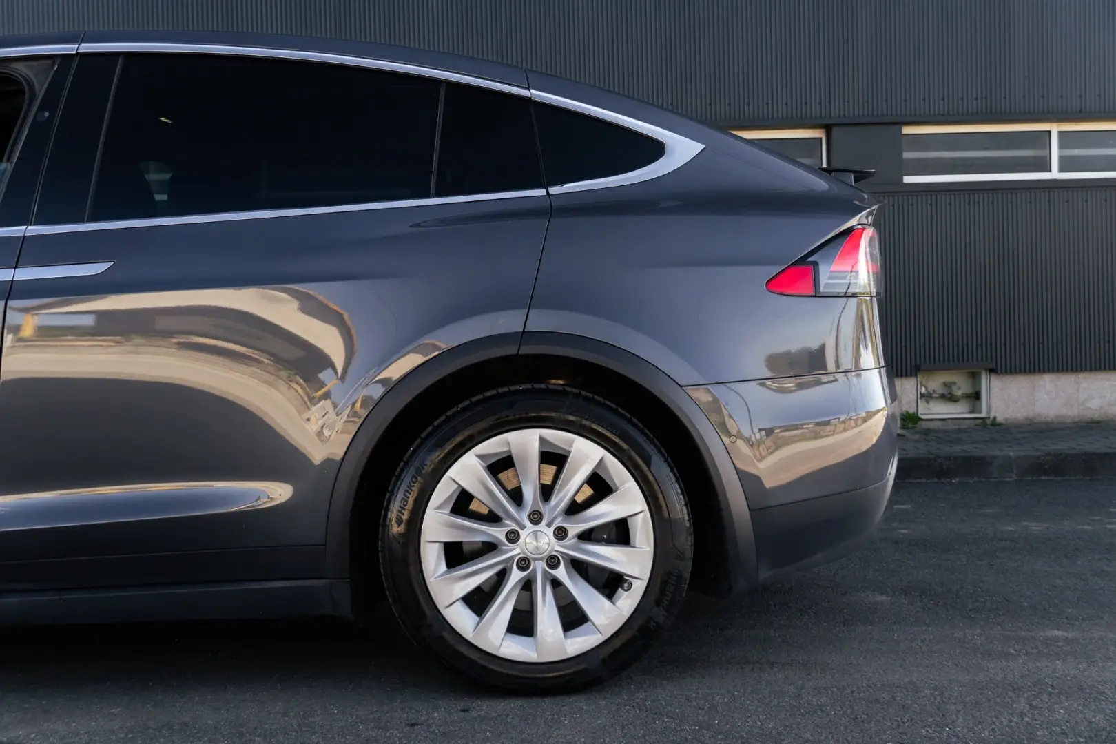 Tesla Model X 32