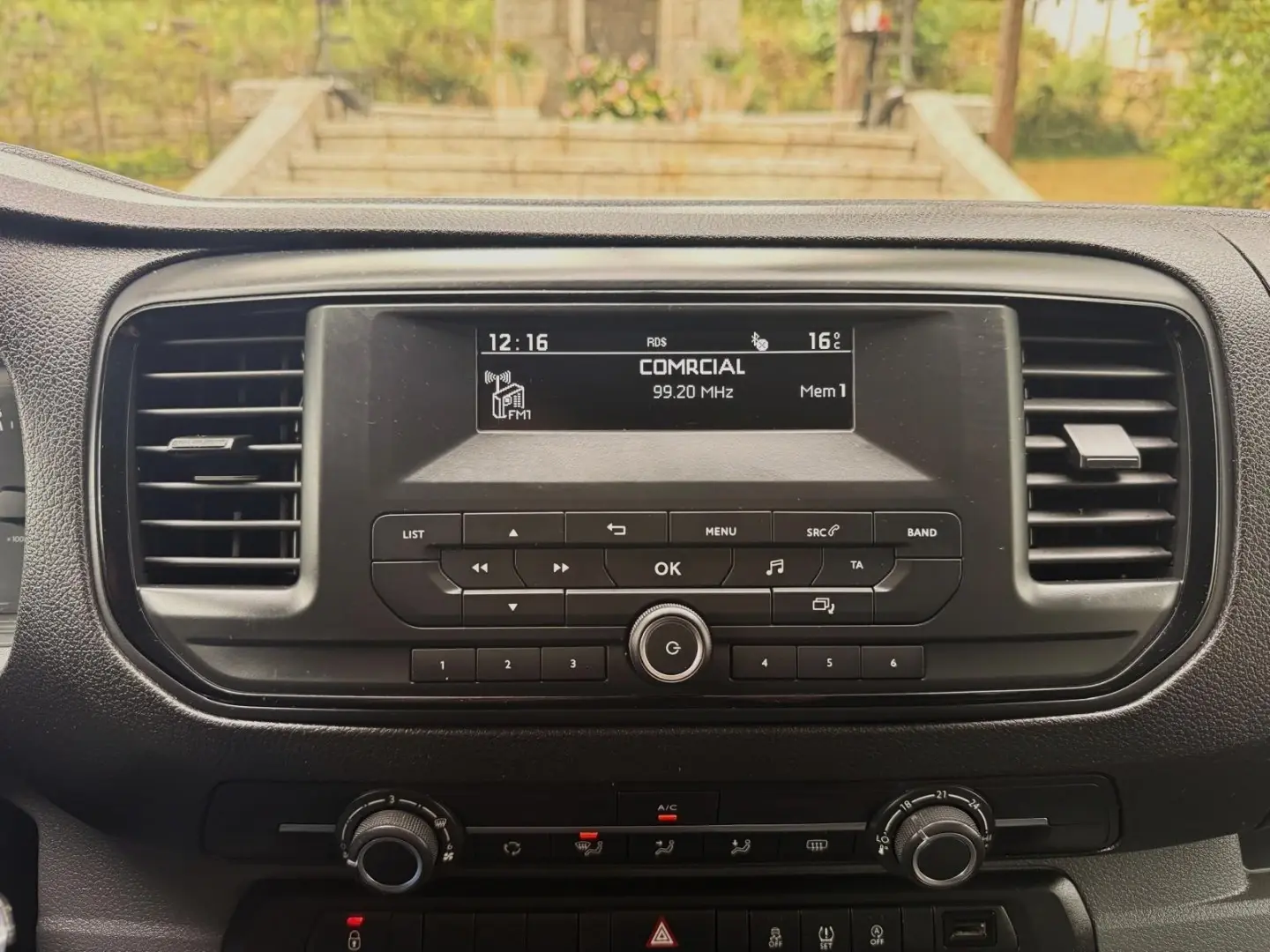 Peugeot Traveller 9 lugares 8