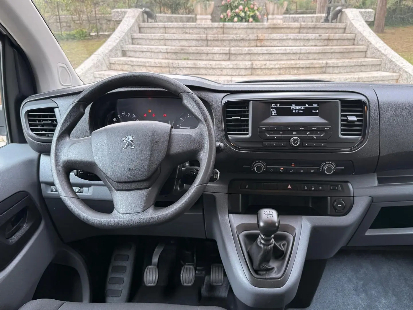 Peugeot Traveller 9 lugares 32