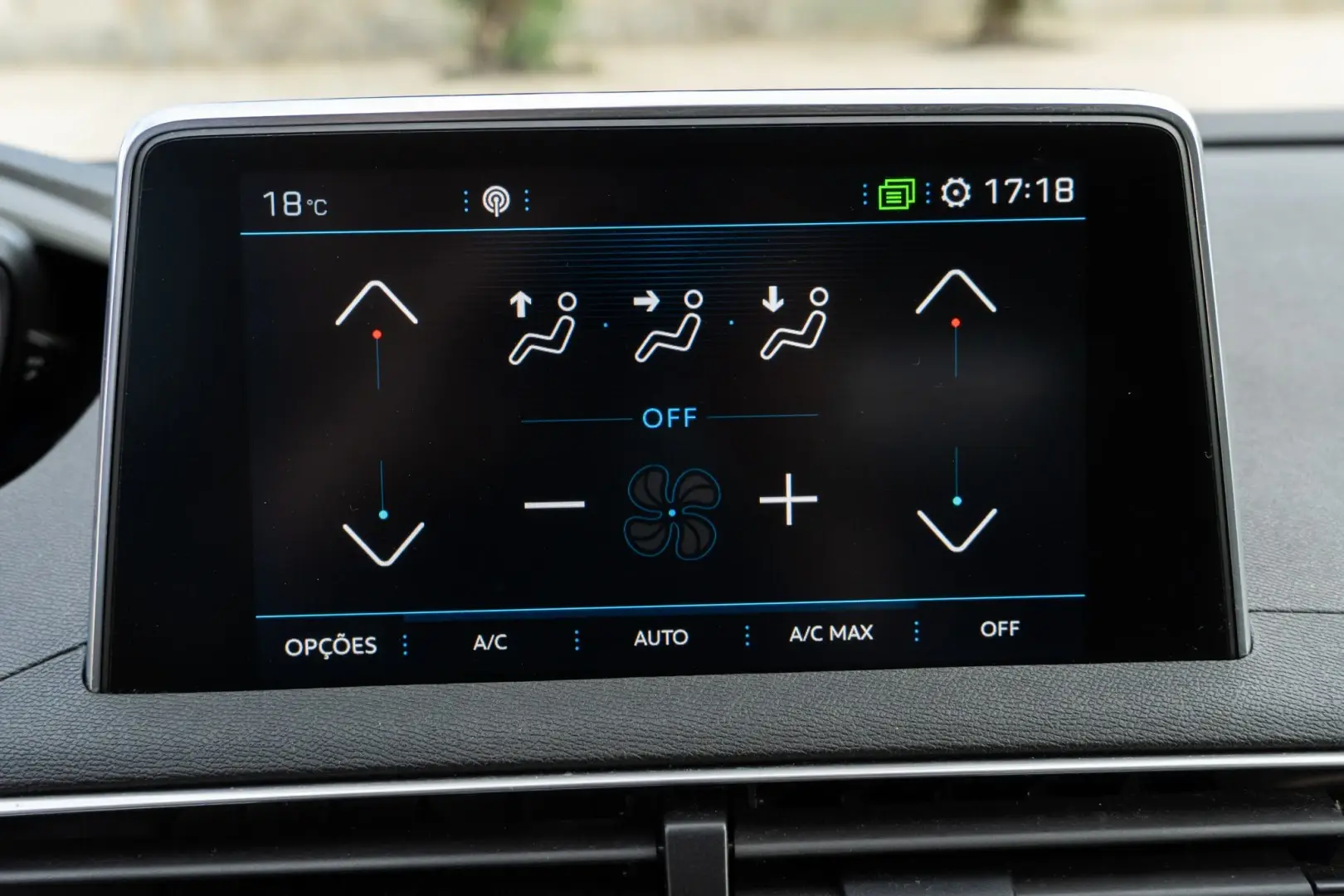 Peugeot 3008 1.2 PureTech Allure Pack 18
