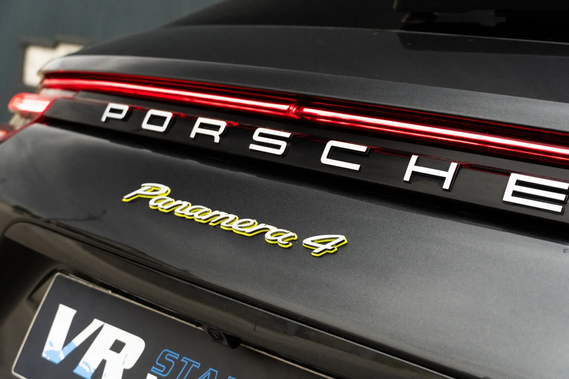 Porsche Panamera Sport Turismo 4 E-Hybrid Platinum Edition PDLS 40