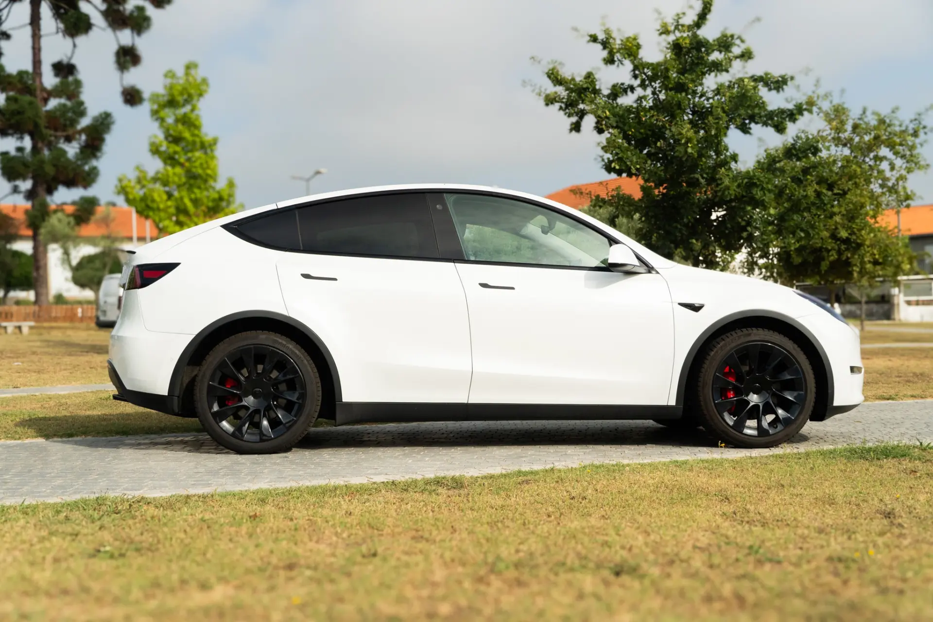 Tesla Model Y Long Range Dual Motor AWD 29