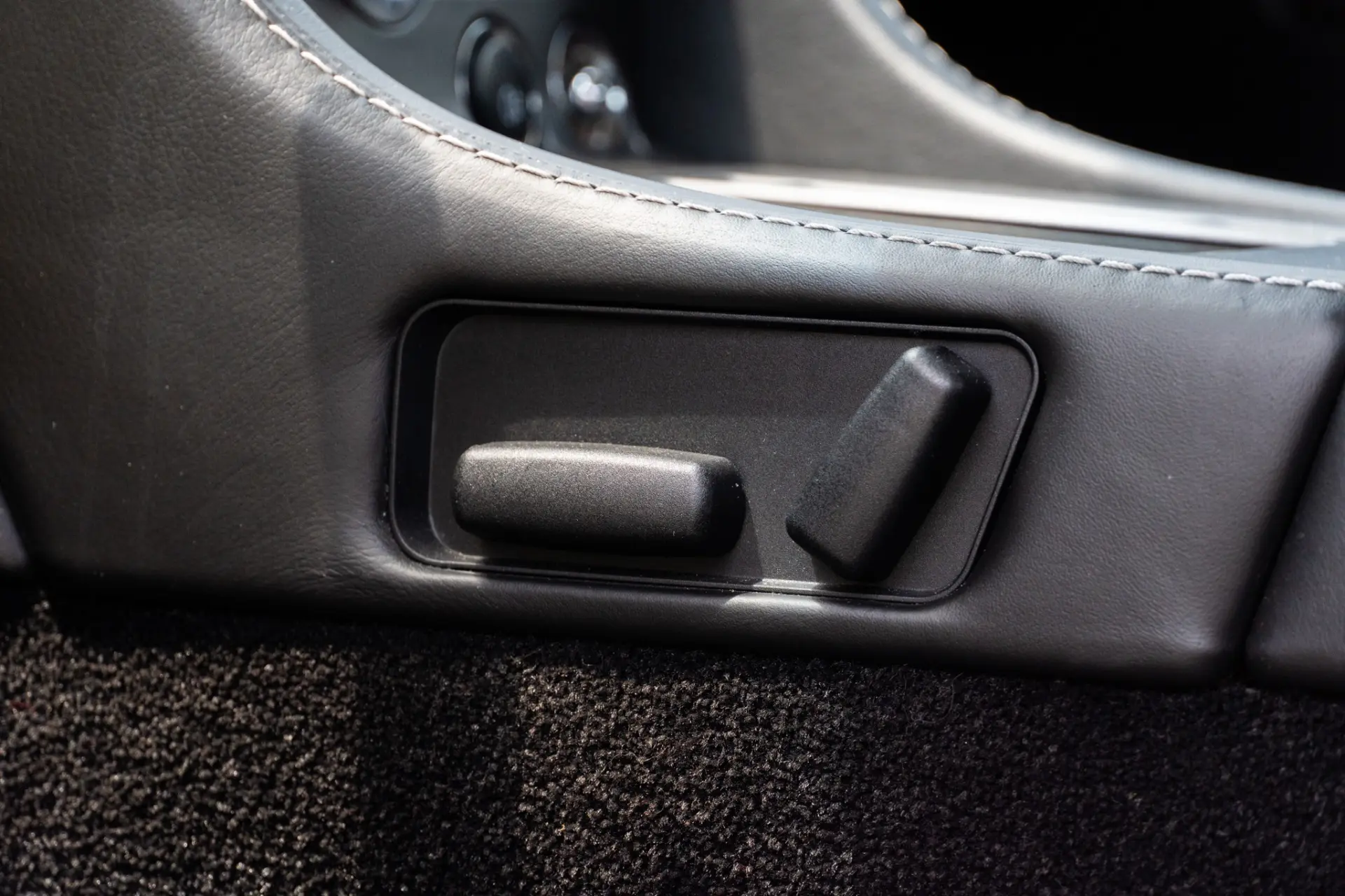 Aston Martin Vantage Coupe Sportshift 34