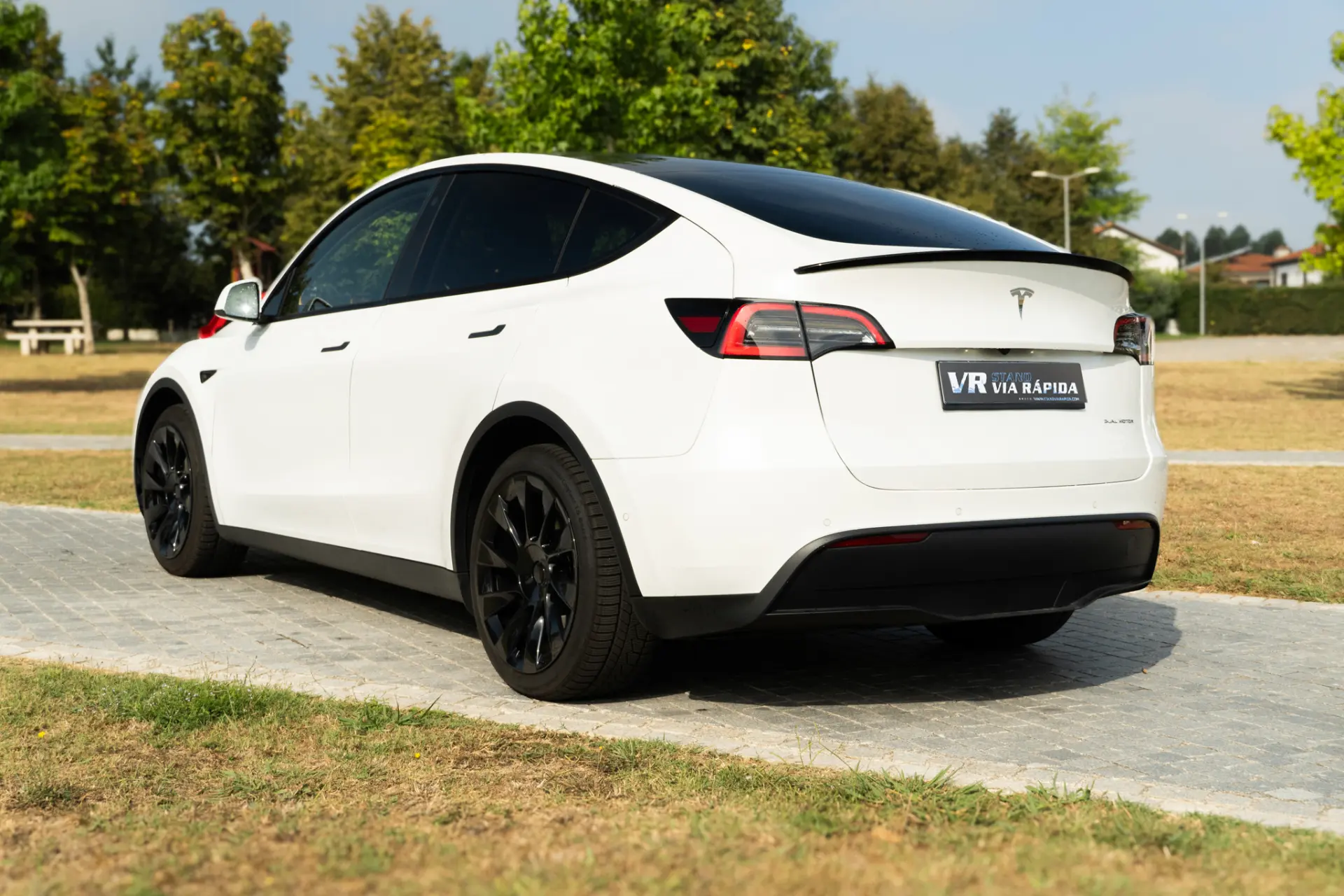 Tesla Model Y Long Range Dual Motor AWD 6