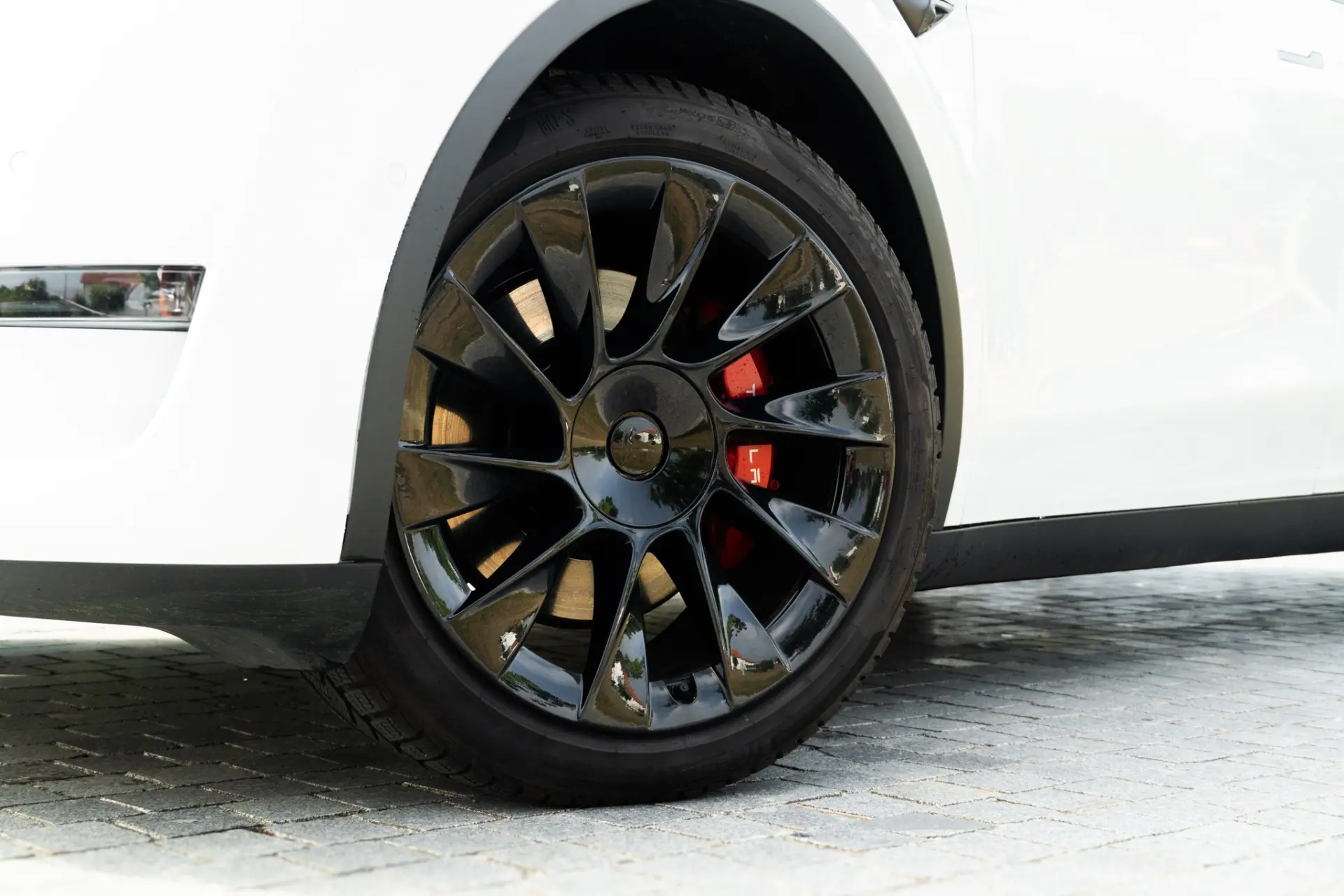 Tesla Model Y Long Range Dual Motor AWD 27