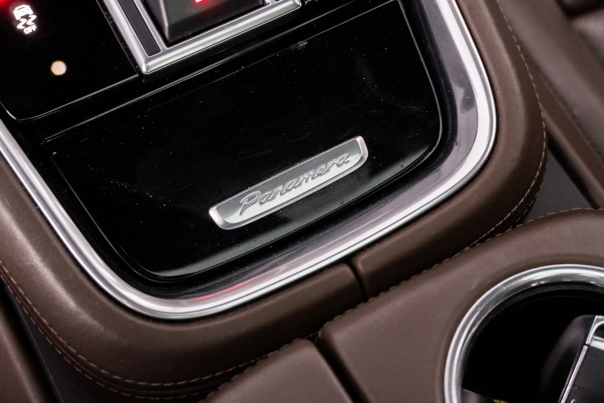Porsche Panamera Sport Turismo 4 E-Hybrid Platinum Edition PDLS 29