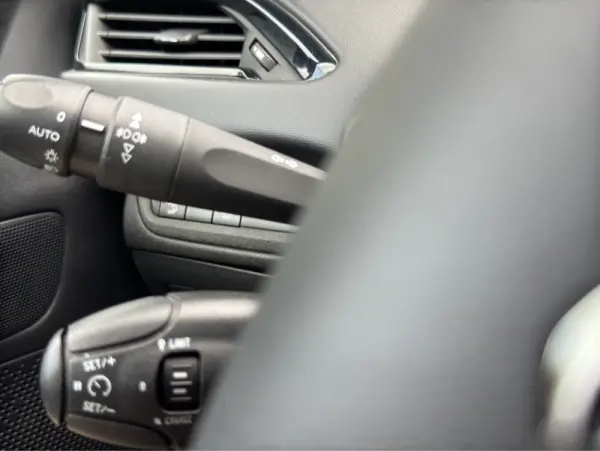 Peugeot 208 1.2 PureTech Signature 21