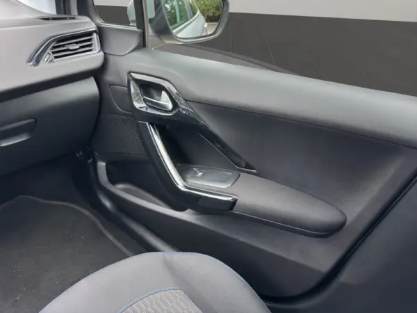 Peugeot 208 1.2 PureTech Signature 19