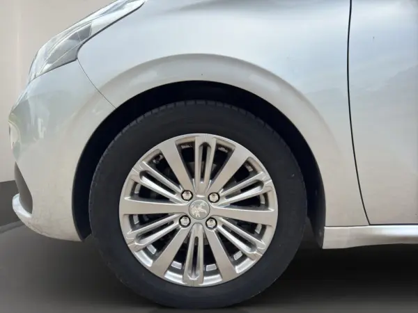 Peugeot 208 1.2 PureTech Signature 23