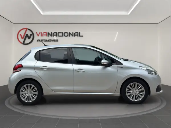 Peugeot 208 1.2 PureTech Signature 8