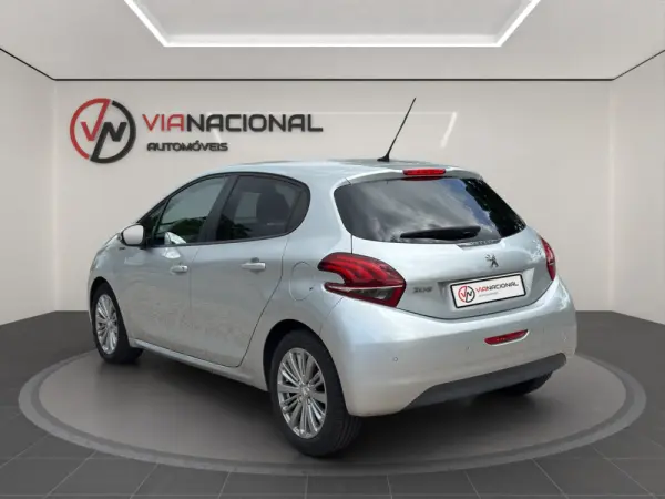 Peugeot 208 1.2 PureTech Signature 5