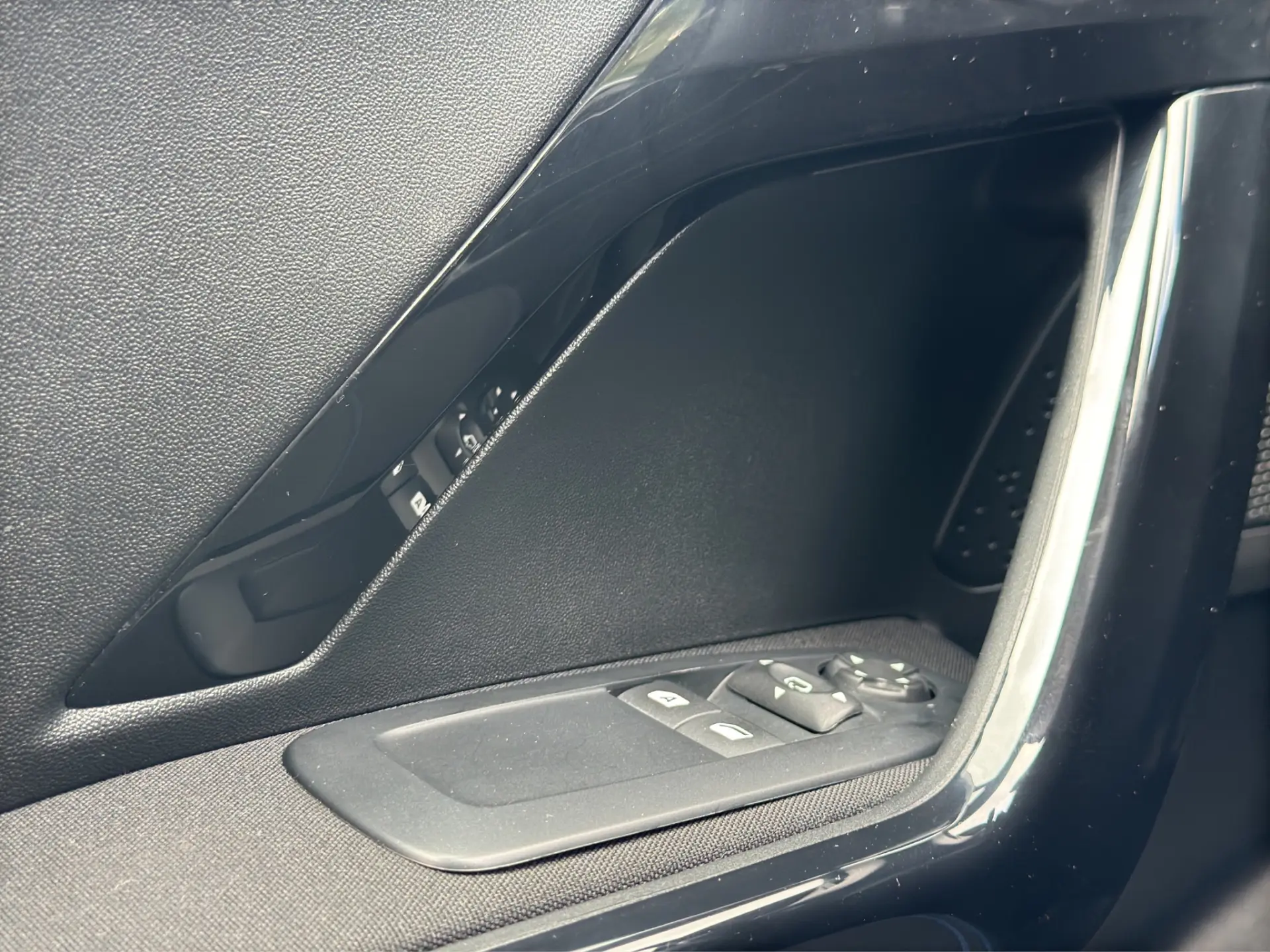 Peugeot 208 1.2 PureTech Signature 12