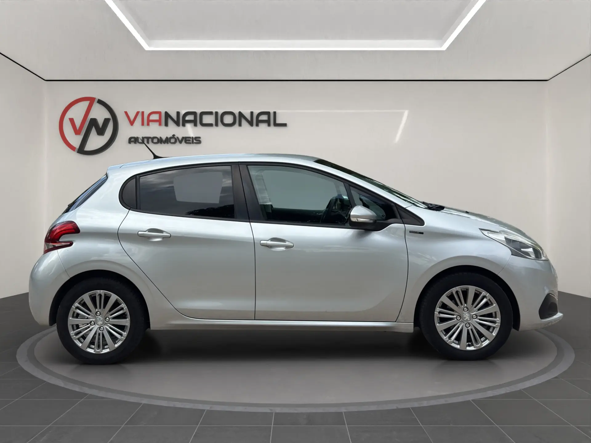Peugeot 208 1.2 PureTech Signature 8