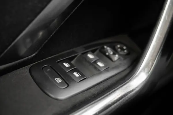 Peugeot 2008 1.2 VTi Allure 26
