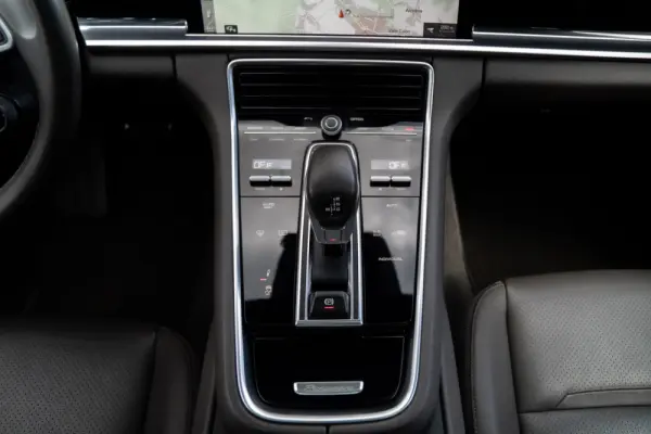 Porsche Panamera 4 E-Hybrid Platinum Edition 31